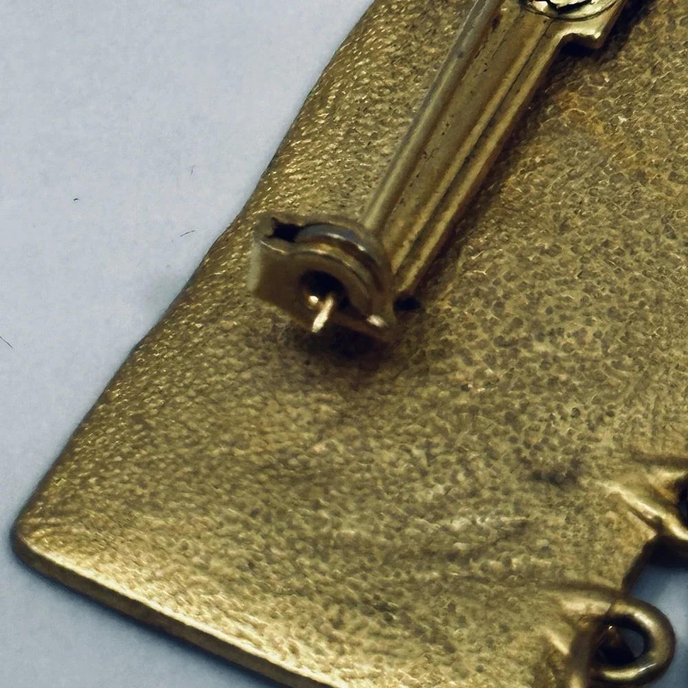 JJ‎ 1988 Southwest Style Dangle Brooch Lizard Dog Key Gold Tone Pin VTG